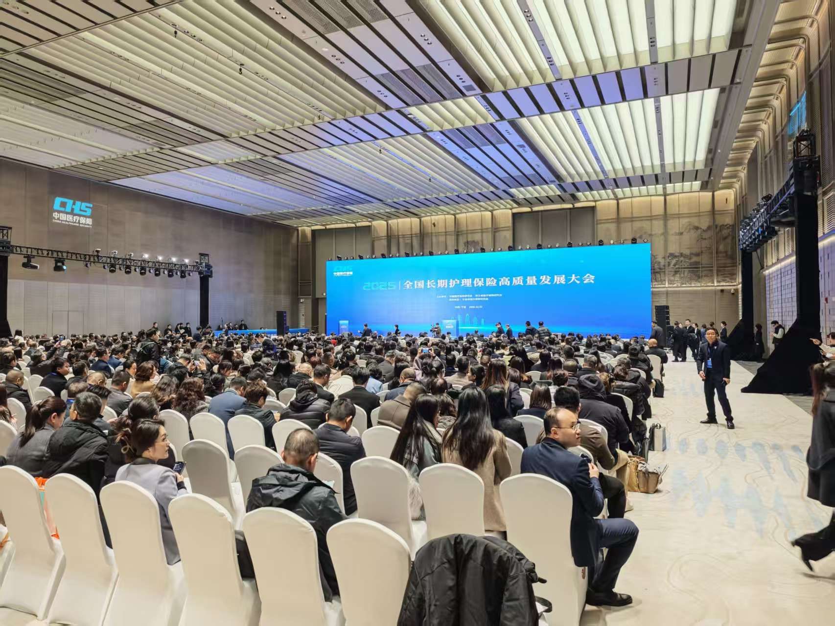 藍創(chuàng)科技亮相全國長護險高質(zhì)量發(fā)展大會：PEO護理機器人首秀，引爆長護險智能化護理賽道